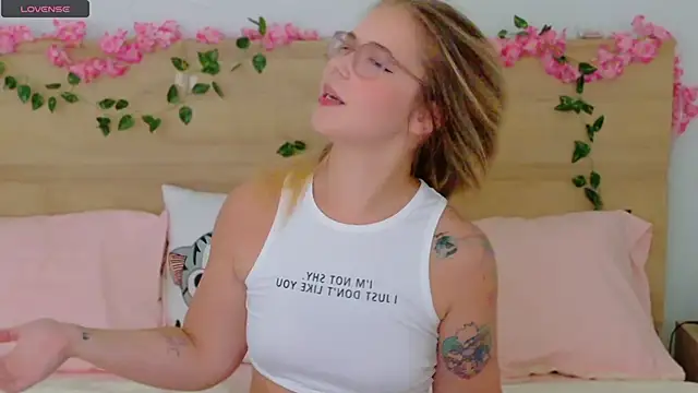 Lilith_Bonheur live sex cam