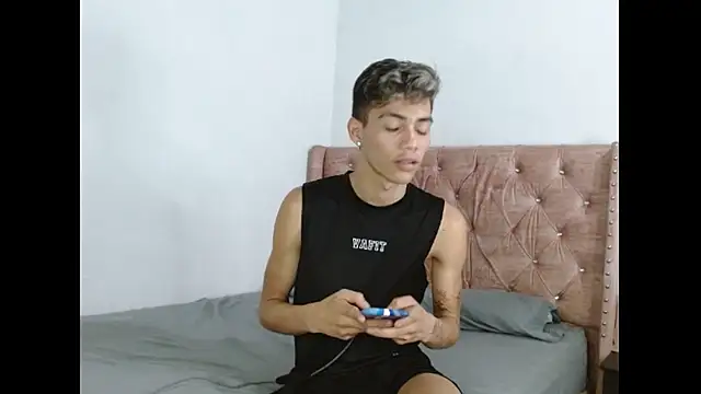 Alexx_and_Valentinoo's cam snapshot