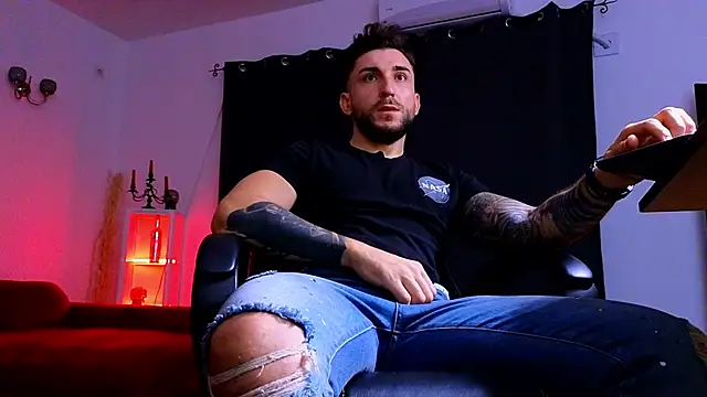 MightyAaron66 live sex cam