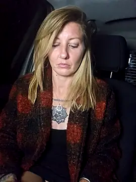 SheIsSomething live sex cam