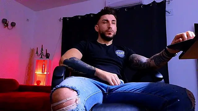 MightyAaron66 live sex cam