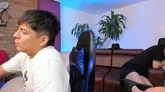 Handsomeboyss19 live sex cam