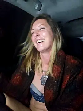 SheIsSomething live sex cam