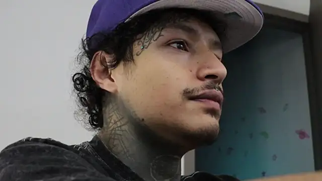 trieone live sex cam