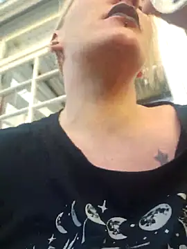 PinkTheHawk's cam snapshot