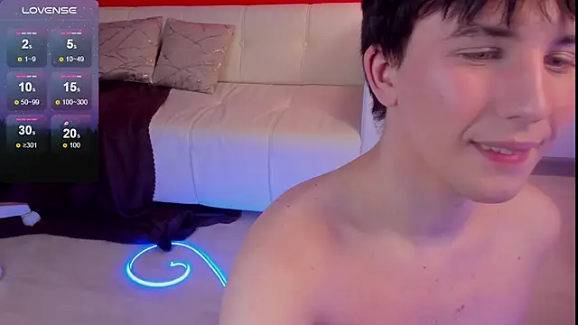 AdrianoAubert live sex cam