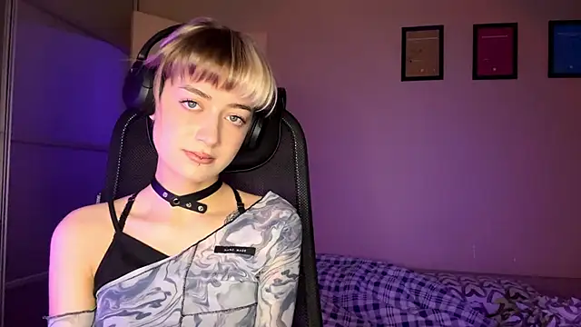 EmilySkyline's cam snapshot