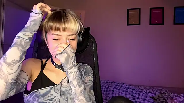 EmilySkyline's cam snapshot