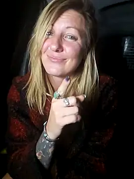 SheIsSomething live sex cam