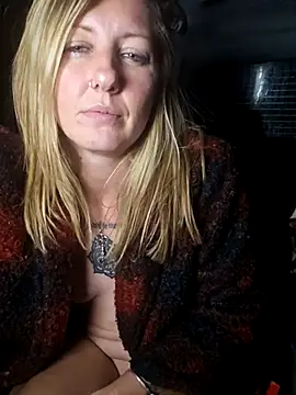 SheIsSomething's cam snapshot