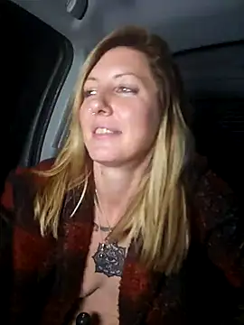 SheIsSomething live sex cam