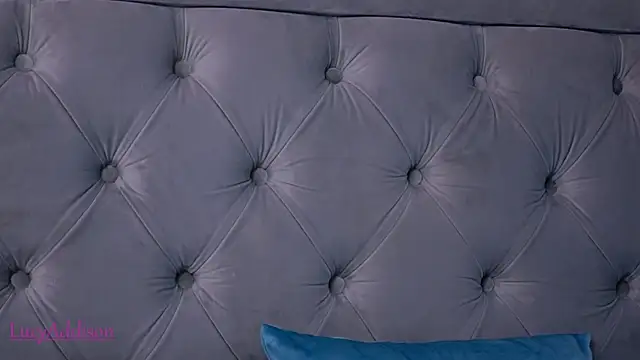 LucyAddison live sex cam