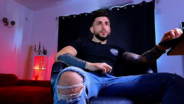 MightyAaron66 live sex cam