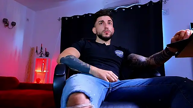 MightyAaron66 live sex cam