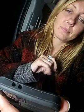 SheIsSomething live sex cam