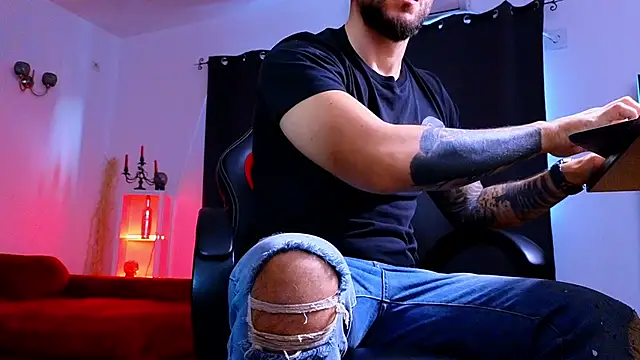 MightyAaron66 live sex cam