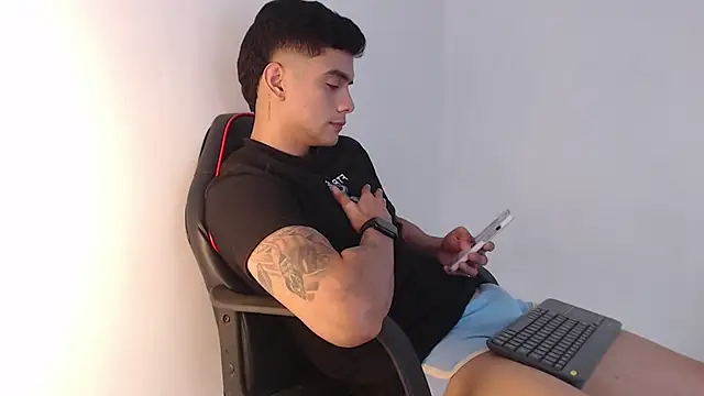 adam_levis17's cam snapshot