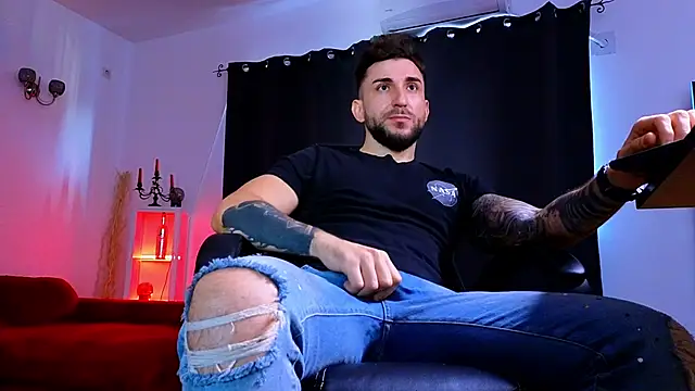 MightyAaron66 live sex cam