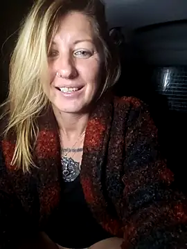 SheIsSomething live sex cam