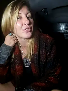 SheIsSomething live sex cam