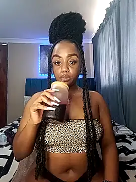 Queen-Chocolate live sex cam