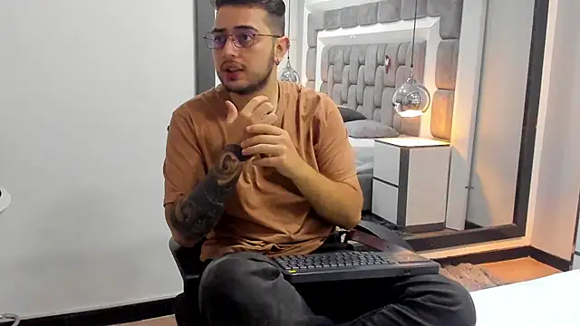 Ethan_Greys's cam snapshot