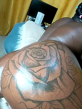 Hugemassivebootie live sex cam