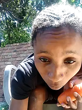 HotPetite_25's cam snapshot