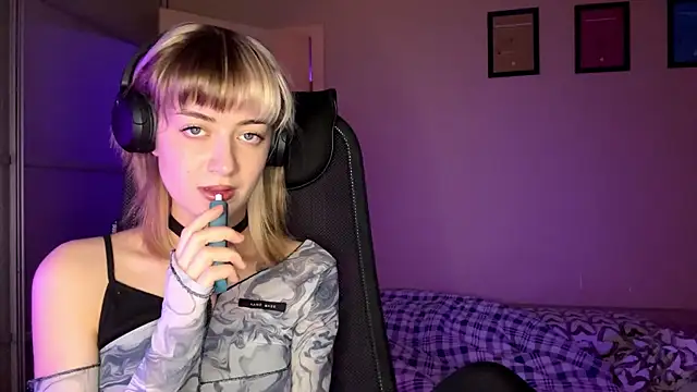 EmilySkyline's cam snapshot