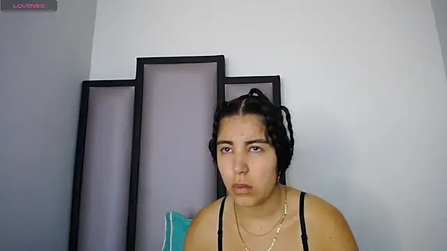 Lucy-23 live sex cam