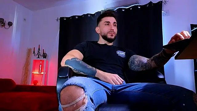 MightyAaron66 live sex cam