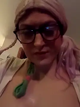 sissytrapdolly24 live sex cam