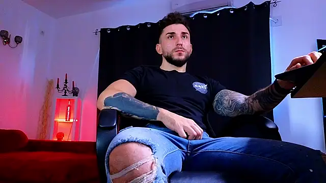 MightyAaron66 live sex cam