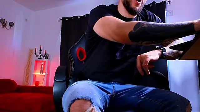 MightyAaron66 live sex cam