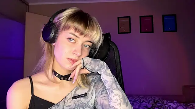 EmilySkyline's cam snapshot