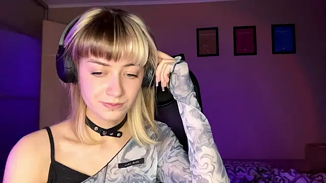 EmilySkyline's cam snapshot