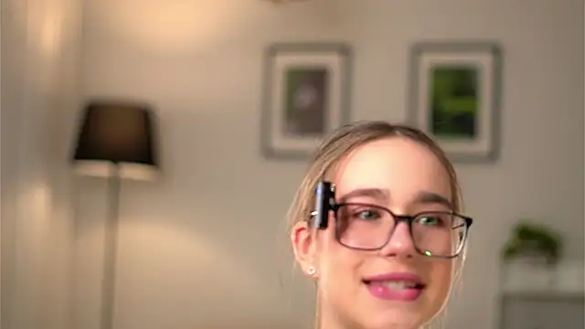 ZitaCring live sex cam