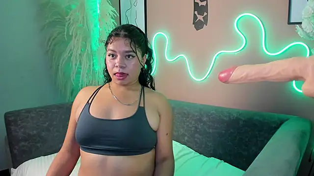 ella_evans_'s cam snapshot