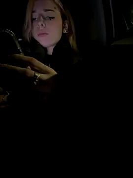 LoraaDoll live sex cam