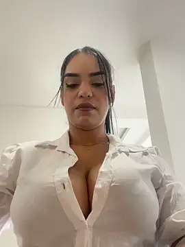 Sara-77 live sex cam