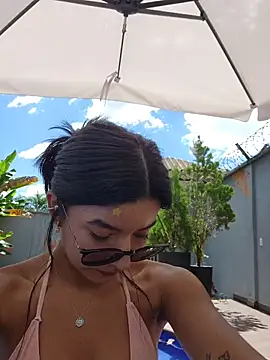 Pretty_roxxyy live sex cam