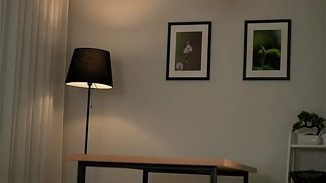 ZitaCring live sex cam