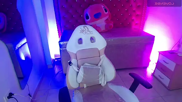 emmily_m1_'s cam snapshot