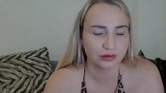 BootyQueenApril's cam snapshot