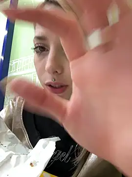 LoraaDoll live sex cam