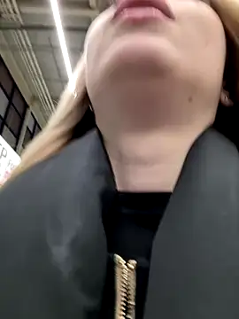 LoraaDoll live sex cam