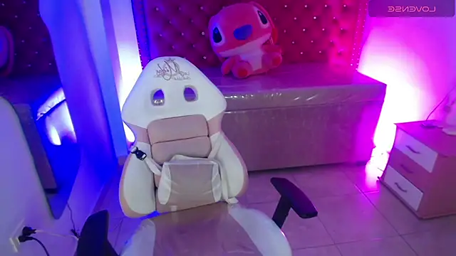 emmily_m1_'s cam snapshot