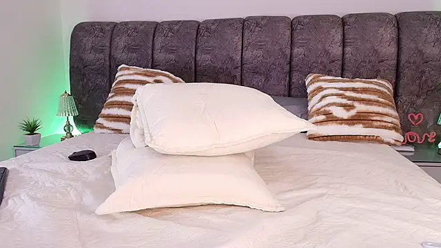 naia_blessed live sex cam