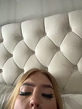 CurvyGirlMyla's cam snapshot