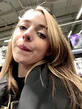 LoraaDoll live sex cam